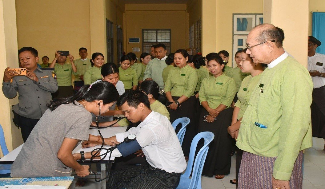 မြိတ်မြို့နယ်၊ မြိတ်မြို့၊ ပြည်သူ့ဆေးရုံကြီး၌ အထွေထွေ အုပ်ချုပ်ရေးဦးစီးဌာန၏ (၃၈)နှစ်မြောက် နှစ်ပတ်လည်နေ့အထိမ်းအမှတ်အကြိုအဖြစ် ကျင်းပပြုလုပ်သည့် စုပေါင်းသွေးလှူဒါန်းပွဲအခမ်းအနားသို့ တက်ရောက်