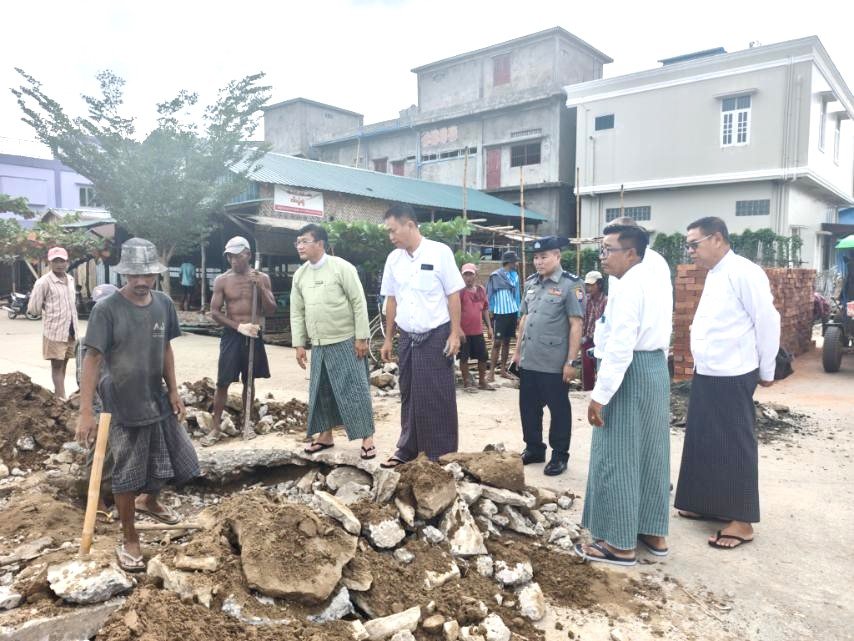 ဧရာဝတီတိုင်းဒေသကြီး၊ လပွတ္တာခရိုင်၊ လပွတ္တာမြို့၊ အမှတ်(၄) ရပ်ကွက်၊ ရာပြည့်လမ်းနှင့် ဘီအိုစီလမ်းရှိ ရေနုတ်မြောင်းများရေစီးရေလာကောင်းမွန်စေရန် ရေနုတ်မြောင်းတူးဖော်ဆောင်ရွက်နေမှုအခြေအနေအား ကြည့်ရှုစစ်ဆေး