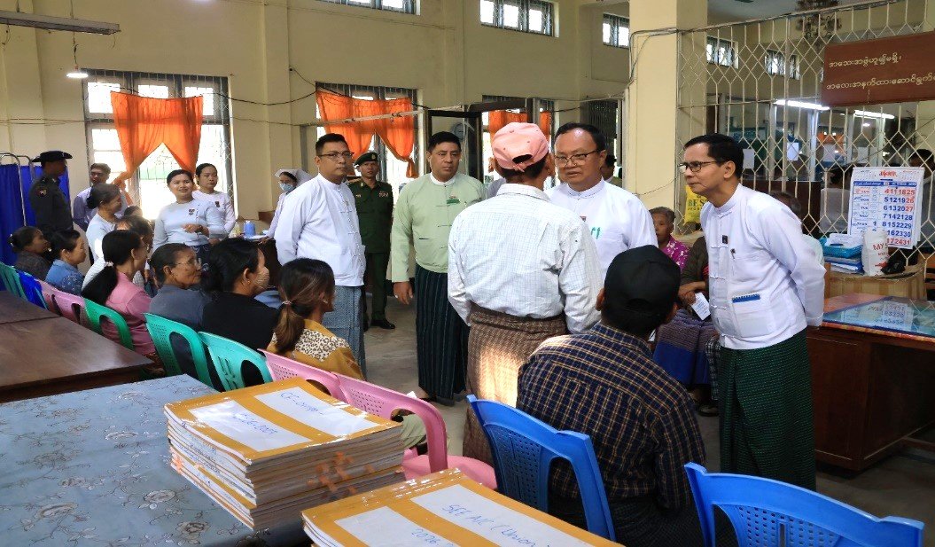 လွိုင်ကော်မြို့၊ မင်းစုရပ်ကွက်ရှိ မြန်မာ့စီးပွားရေးဘဏ်၌ ပြည်နယ်အစိုးအဖွဲ့၏ ထောက်ပံ့မှုဖြင့် နိုင်ငံ့ဝန်ထမ်းအငြိမ်းစားဝန်ထမ်းများအား ဆန်၊ ဆီနှင့် စားသောက်ကုန်များ ထောက်ပံ့ပေးအပ်ခြင်းအခမ်းအနားသို့ တက်ရောက်