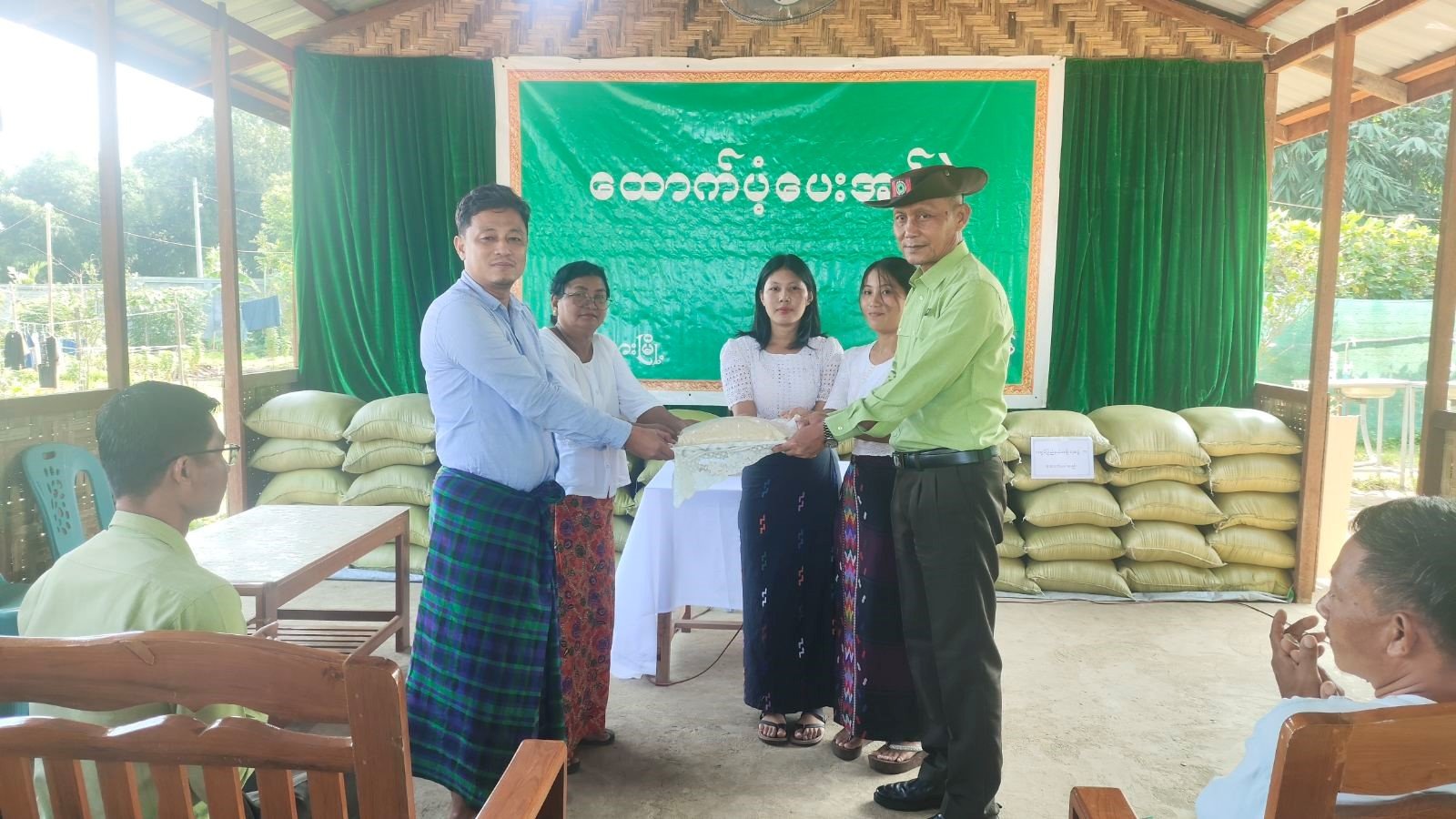 မြစ်ကြီးနားမြို့၊ တပ်ကုန်းရပ်ကွက်၊ ဦးဘောက်နော်ခြံမြေရှိ ကသာ နှစ်ခြင်းယာယီတိမ်းရှောင်စခန်း၌ ပြည်နယ်အစိုးရအဖွဲ့မှ ကျင်းပပြုလုပ်သည့် တိမ်းရှောင်အိမ်ထောင်စုဝင် များအား ဆန်များထောက်ပံ့ပေးအပ်ပွဲအခမ်းအနားသို့ တက်ရောက်