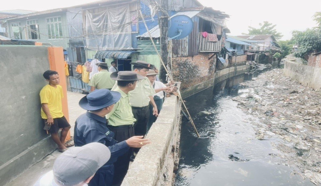 ရန်ကုန်တိုင်းဒေသကြီး၊ မင်္ဂလာဒုံခရိုင်၊ မင်္ဂလာဒုံမြို့နယ်၊ ရွာမပိုင်းရပ်ကွက်၊ ရေစီးရေလာကောင်းမွန်စေရေး ဘက်ဟိုးစက်ယန္တရားများဖြင့် အမှိုက်များဆယ်ယူနေမှုအား ကြည့်ရှုစစ်ဆေး
