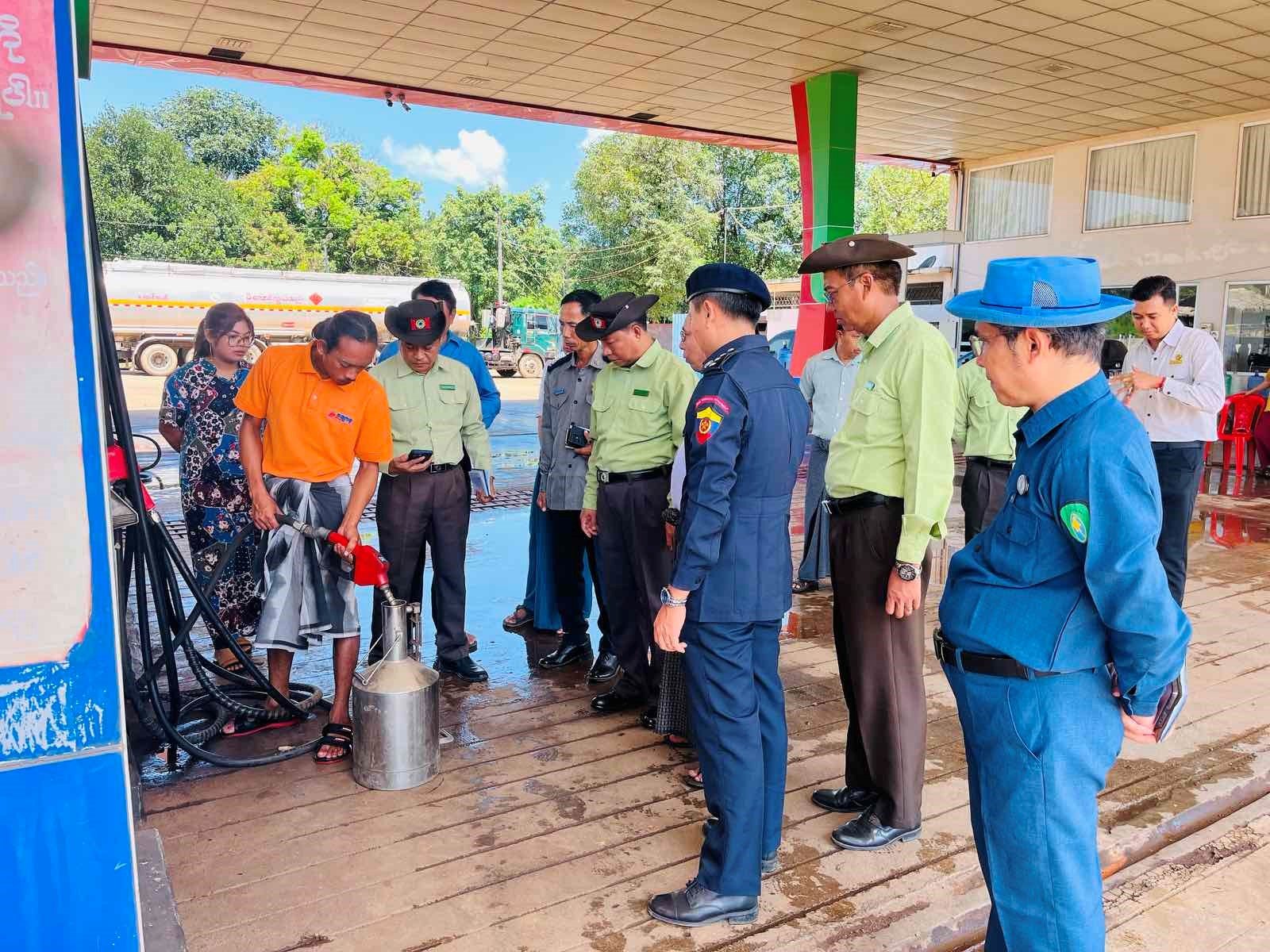 ကျိုက်ထိုမြို့နယ်အတွင်းရှိ စက်သုံးဆီအရောင်းဆိုင်များသို့သွားရောက်၍ စက်သုံးဆီများကို သတ်မှတ်စည်းကမ်းချက်များနှင့်အညီ စနစ်တကျ‌ရောင်းချခြင်း ရှိ/ မရှိအား ကွင်းဆင်း စစ်ဆေး