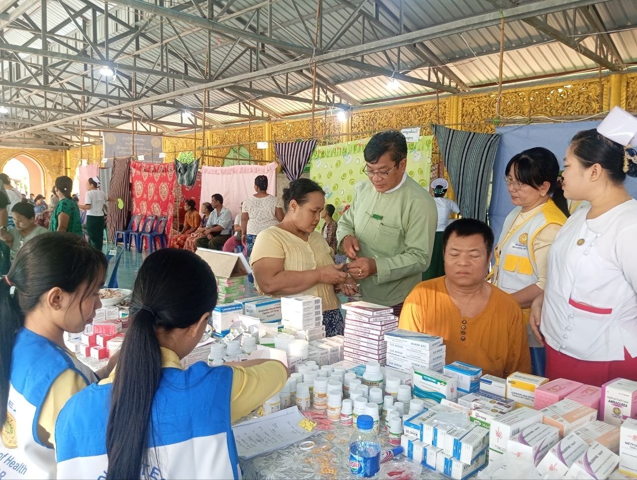 ဧရာဝတီတိုင်းဒေသကြီး၊ လပွတ္တာခရိုင်၊ လပွတ္တာမြို့နယ်၊ လပွတ္တလုပ်တောင်ကျေးရွာအုပ်စု၊ လပွတ္တလုပ်တောင်ကျေးရွာ၊ ရှင်စောမြတ်စေတီတော်၊ လောင်းဝေဿန်တန်ဆောင်းအတွင်း၌ ဒေသခံ ပြည်သူများကို ကျန်းမာရေးစစ်ဆေးကုသနေမှုအခြေအနေအား ကြည့်ရှုအားပေး