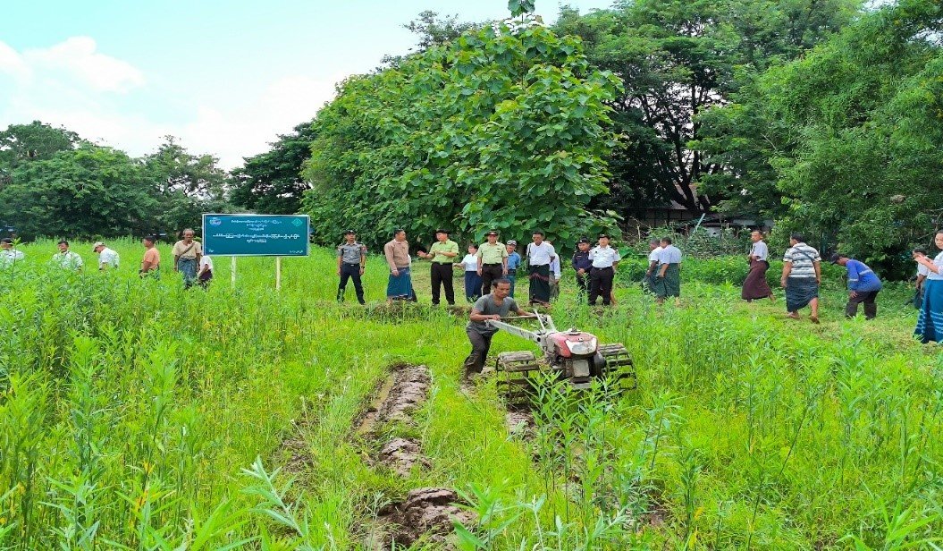 ကရင်ပြည်နယ်၊ ကြာအင်းဆိပ်ကြီးခရိုင်၊ ကြာအင်းဆိပ်ကြီးမြို့၊ အမှတ်(၂)ရပ်ကွက်၊ မြို့နယ်စိုက်ပျိုးရေး ဦးစီးဌာနရုံးဝန်းအတွင်းရှိ ရှင်းလင်းဆောင်ခန်းမ၌ သစ်စိမ်းမြေဩဇာ(ပိုက်ဆံလျှော်)ထယ်ထိုးမြေမြှုပ်ထည့်သွင်းခြင်း သရုပ်ပြပွဲအခမ်းအနားသို့ တက်ရောက်