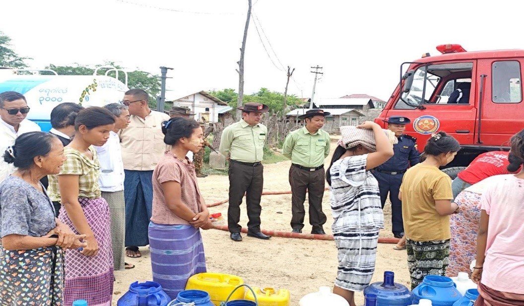 တံတားဦးမြို့နယ်၊ ဇီးချောင်းကျေးရွာအုပ်စု၌ အယ်လ်နီညို ဖြစ်စဉ်ကြောင့် အပူချိန်မြင့်မားပြီး သောက်သုံးရေပြတ်လပ်မှုမရှိစေရေးအတွက် သောက်သုံးရေများ သွားရောက်လှူဒါန်း