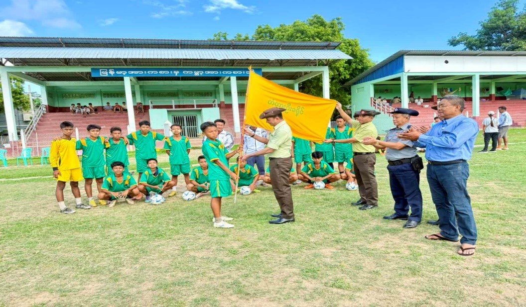 မန္တလေးတိုင်းဒေသကြီး၊ တံတားဦးခရိုင်၊ တံတားဦးမြို့နယ်အားကစားကွင်း၌ ကျင်းပပြုလုပ်သည့် ခရိုင် ကိုယ်စားပြု U-14 အသင်းအား အောင်နိုင်ရေးအလံပေးအပ်ခြင်းနှင့် ထောက်ပံ့ငွေပေးအပ်ခြင်းအခမ်းအနားသို့ တက်ရောက်