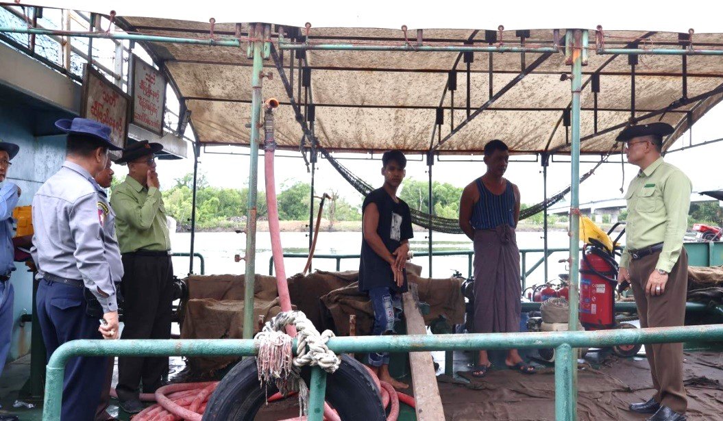 တနင်္သာရီတိုင်းဒေသကြီး၊ ဘုတ်ပြင်းခရိုင်၊ ဘုတ်ပြင်းမြို့နယ်၊ အောင်မင်္ဂလာရပ်ကွက်အတွင်းရှိ လောင်စာဆီတင်သွင်းသည့် ဆီသင်္ဘောသို့ ကွင်းဆင်းစစ်ဆေး