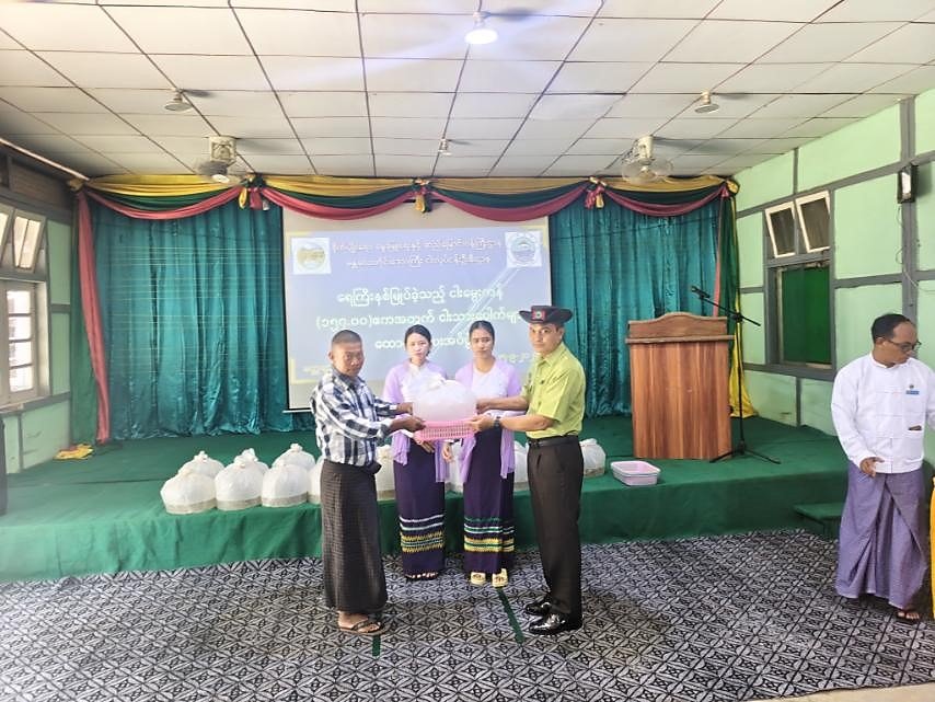 မတ္တရာမြို့နယ်အထွေထွေအုပ်ချုပ်ရေးဦးစီးဌာနရုံးအစည်းအဝေး ခန်းမ၌ ကျင်းပပြုလုပ်သည့် ရေကြီးနစ်မြုပ်ခဲ့သည့် ငါးမွေးကန် ၁၅၇ ဧကအတွက် ငါးသားပေါက်များ ထောက်ပံ့ပေးအပ်ပွဲအခမ်းအနားသို့ တက်ရောက်