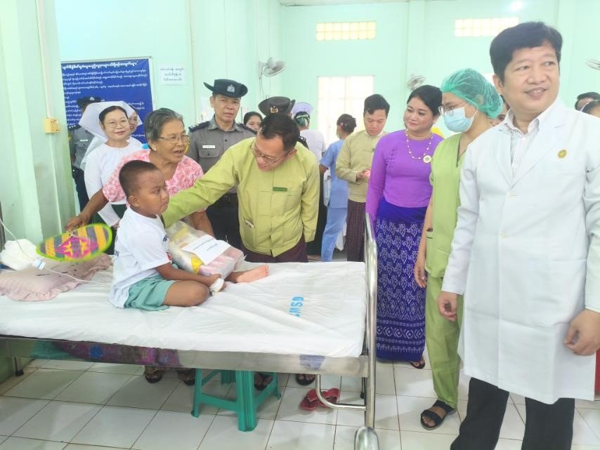 ညောင်ဦးခရိုင်ပြည်သူ့ဆေးရုံခန်းမ၌ ကျန်းမာရေးဝန်ကြီးဌာန၊ ကုသရေးဦးစီး ဌာနမှ ကျင်းပပြုလုပ်သည့် သက်ကြီးဘိုးဘွားများအား သွားတု(အံကပ်)တပ်ဆင်ခြင်း၊ နှုတ်ခမ်းကွဲ၊ အာခေါင်ကွဲခွဲစိတ်ကုသခြင်းနှင့် သက်ကြီးဘိုးဘွားများအား အာဟာရလှူဒါန်းခြင်း