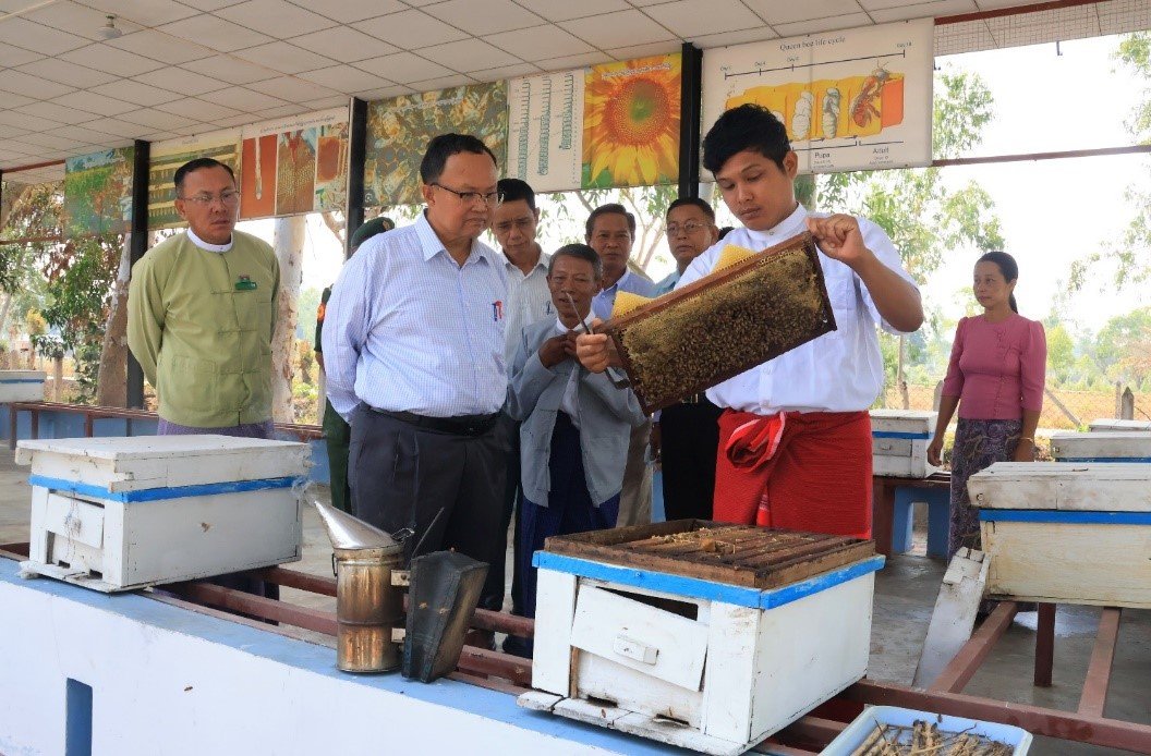 ကယားပြည်နယ်၊ လွိုင်ကော်ခရိုင်၊ လွိုင်ကော်မြို့နယ်၊ ရေနီကန်ကျေးရွာ၊ ပျားလုပ်ငန်းဌာနခွဲ၊ အခြေစိုက် ပျားဘုရင်မမွေးမြူရေးစခန်းနှင့် စံပြဝက်မွေးမြူရေးခြံများသို့ သွားရောက်၍ ကြည့်ရှုစစ်ဆေး