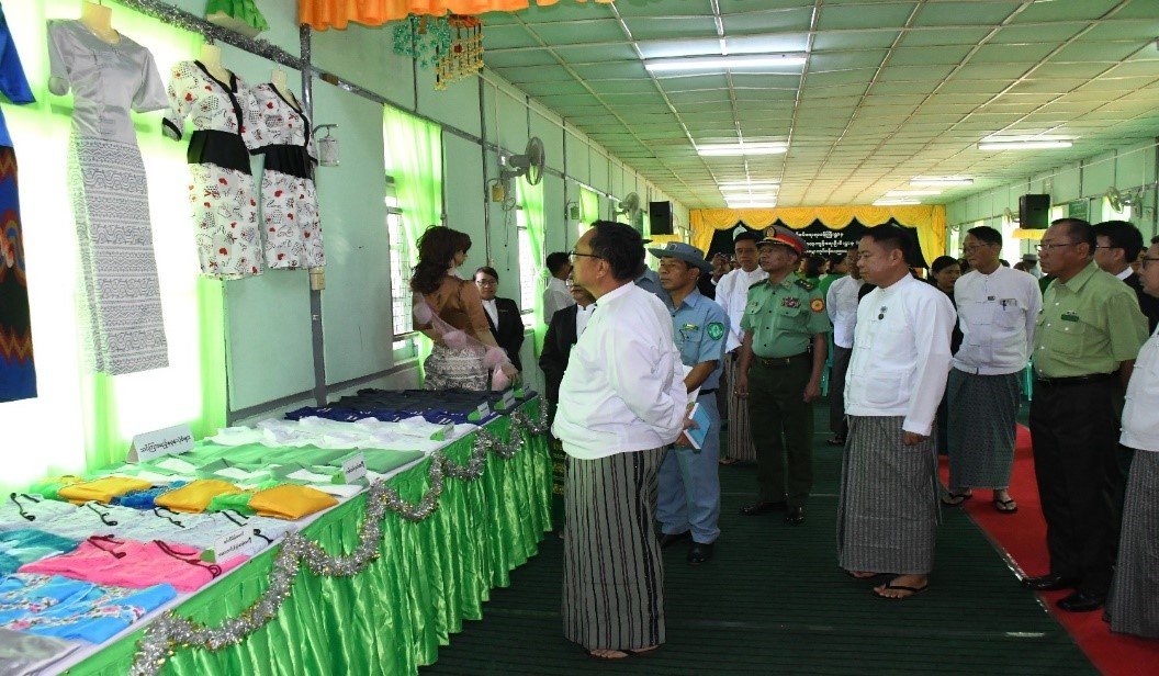 ကယားပြည်နယ်၊ လွိုင်ကော်ခရိုင်၊ လွိုင်ကော်မြို့၊ အမျိုးသမီးအိမ်တွင်းမှုသက်မွေးလုပ်ငန်းပညာ သင်တန်းကျောင်းခန်းမ၌ ကျင်းပပြုလုပ်သည့် အဆင့်မြင့်အိမ်တွင်းမှုစက်ချုပ်သင်တန်းအမှတ်စဉ်(၆)  သင်တန်းဖွင့်ပွဲအခမ်းအနားသို့ တက်ရောက်
