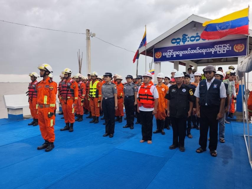 ဧရာဝတီတိုင်းဒေသကြီး၊ လပွတ္တာခရိုင်၊ လပွတ္တာမြို့၊ အမှတ်(၆)ရပ်ကွက်ရှိ ထွန်းတံတားဆိပ်၌ ကျင်းပ ပြုလုပ်သည့်‌ ရေပြင်အသက်ကယ်သရုပ်ပြအခမ်းအနားသို့ တက်ရောက်