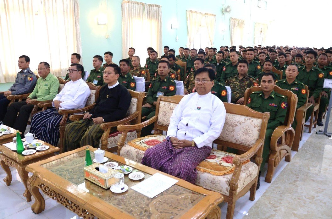 ကယားပြည်နယ်၊ လွိုင်ကော်ခရိုင်၊ လွိုင်ကော်မြို့၊ ဒေသကွပ်ကဲမှုစစ်ဌာနချုပ်(လွိုင်ကော်)၊ တပ်နယ်ခန်းမတွင် စစ်မှုထမ်းဆောင်ခြင်း အောင်မြင်စွာပြီးမြောက်ခဲ့သည့်စစ်သည်များအား ထောက်ပံ့ပစ္စည်းများ ချီးမြှင့်ပေးအပ်ခြင်းအခမ်းအနားသို့ တက်ရောက်