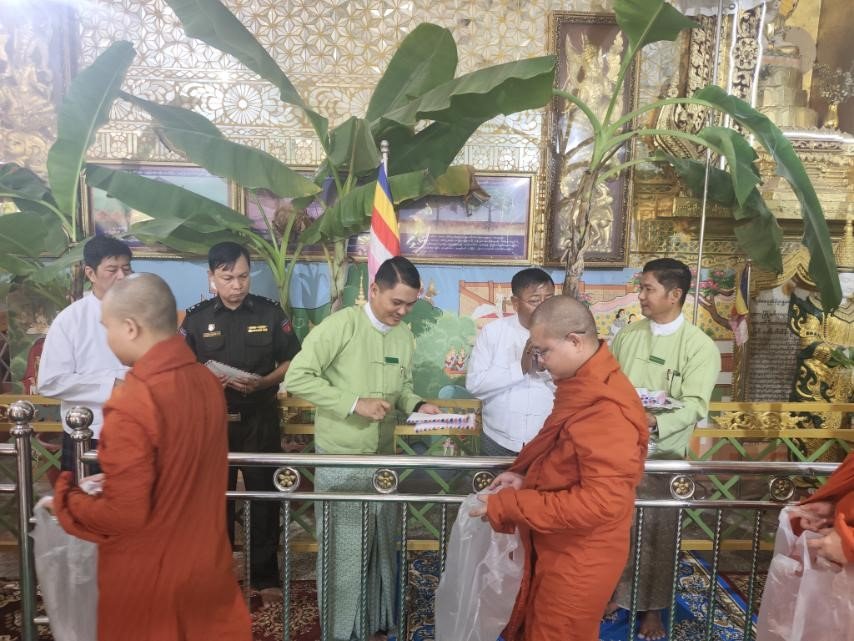အောင်မြေသာစံမြို့နယ်၊ ဥပုသ်တော်ရပ်ကွက်ရှိ မဟာ သကျမာရဇိန်ကျောက်တော်ကြီးဘုရား၌ ကျင်းပပြုလုပ်သည့် ပဌာန်းပိတ်ပွဲနှင့် ဆွမ်းဆန်စိမ်း လောင်းလှူပွဲအခမ်းအနားသို့ တက်ရောက်
