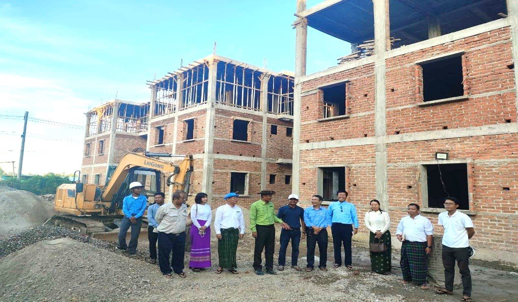 မြစ်ကြီးနားမြို့၊ မန်ခိန်ရပ်ကွက်၌    ၂၀၂၆-၂၀၂၇ ဘဏ္ဍာရေးနှစ်၊ ပြည်နယ်ဘဏ္ဍာရန်ပုံငွေဖြင့် မေခဝန်ထမ်းအိမ်ရာ RC ၄ ခန်းတွဲ ၄ ထပ် ဆောက်လုပ်နေမှုအခြေအနေအား ကွင်းဆင်းစစ်ဆေး