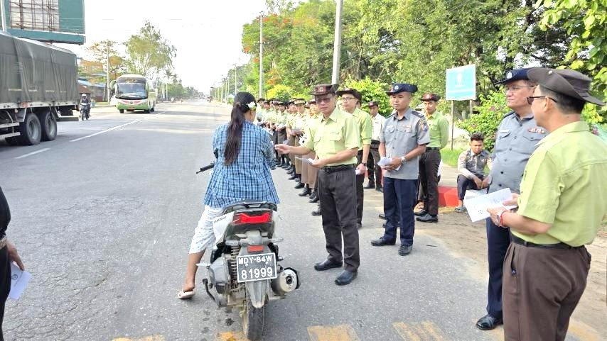မန္တလေးတိုင်းဒေသကြီး၊ ရမည်းသင်းခရိုင်၊ ရမည်းသင်းမြို့၊ ရွှေစည်းခုံရပ်ကွက်ရှိ အမှတ်(၁)အခြေခံပညာ အထက်တန်းကျောင်းရှေ့ ရန်ကုန်- မန္တလေးကားလမ်းမပေါ်တွင် ၂၀၂၆-၂၀၂၇ ပညာသင်နှစ် ကျောင်းအပ်နှံရေးလှုပ်ရှားမှုလက်ကမ်းစာစောင်များ ဖြန့်ဝေ