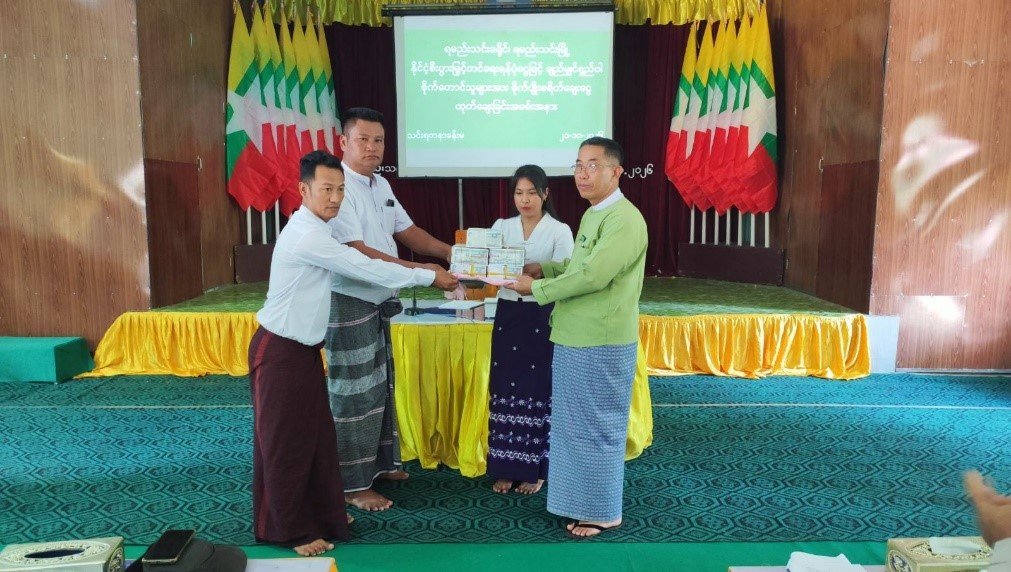 ရမည်းသင်းမြို့နယ်အထွေထွေအုပ်ချုပ်ရေးဦးစီးဌာနရုံး၊ သင်းရတနာခန်းမ၌ ကျင်းပပြုလုပ်သည့် ဝါသီးနှံအတွက် စိုက်ပျိုးစရိတ်ချေးငွေထုတ်ချေးခြင်း အခမ်းအနားသို့ တက်ရောက်