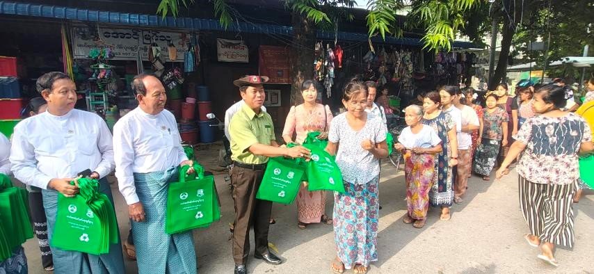 မန္တလေးတိုင်းဒေသကြီး၊ အောင်မြေသာစံခရိုင်၊ အောင်မြေသာစံမြို့နယ်၊ မေဃဂီရိရပ်ကွက်ရှိ ညောင်ပင်ဈေး၌ ကမ္ဘာ့ပတ်ဝန်းကျင်ထိန်းသိမ်းရေးနေ့အထိမ်းအမှတ်အကြိုလှုပ်ရှားမှုအနေဖြင့် ပလတ်စတစ်ကင်းစင်စေရေးအတွက် ပလတ်စတစ်အစားထိုးအိတ်များ ဖြန့်ဝေ
