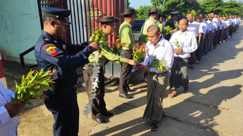 ရမည်းသင်းမြို့၊ မြင်းနားကျေးရွာ အုပ်စု၊ ရွှေနန်းပေါ်ကျေးရွာရှိ အမှတ်(၃)စစ်အခြေခံလေ့ကျင့်ရေးတပ်၌ ကျင်းပပြုလုပ်သည့် ပြည်သူ့ စစ်မှုထမ်းသင်တန်းအမှတ်စဉ်(၂၉) တက်ရောက်မည့် သင်တန်းသားများအား ကြိုဆိုပွဲအခမ်းအနားသို့ တက်ရောက်