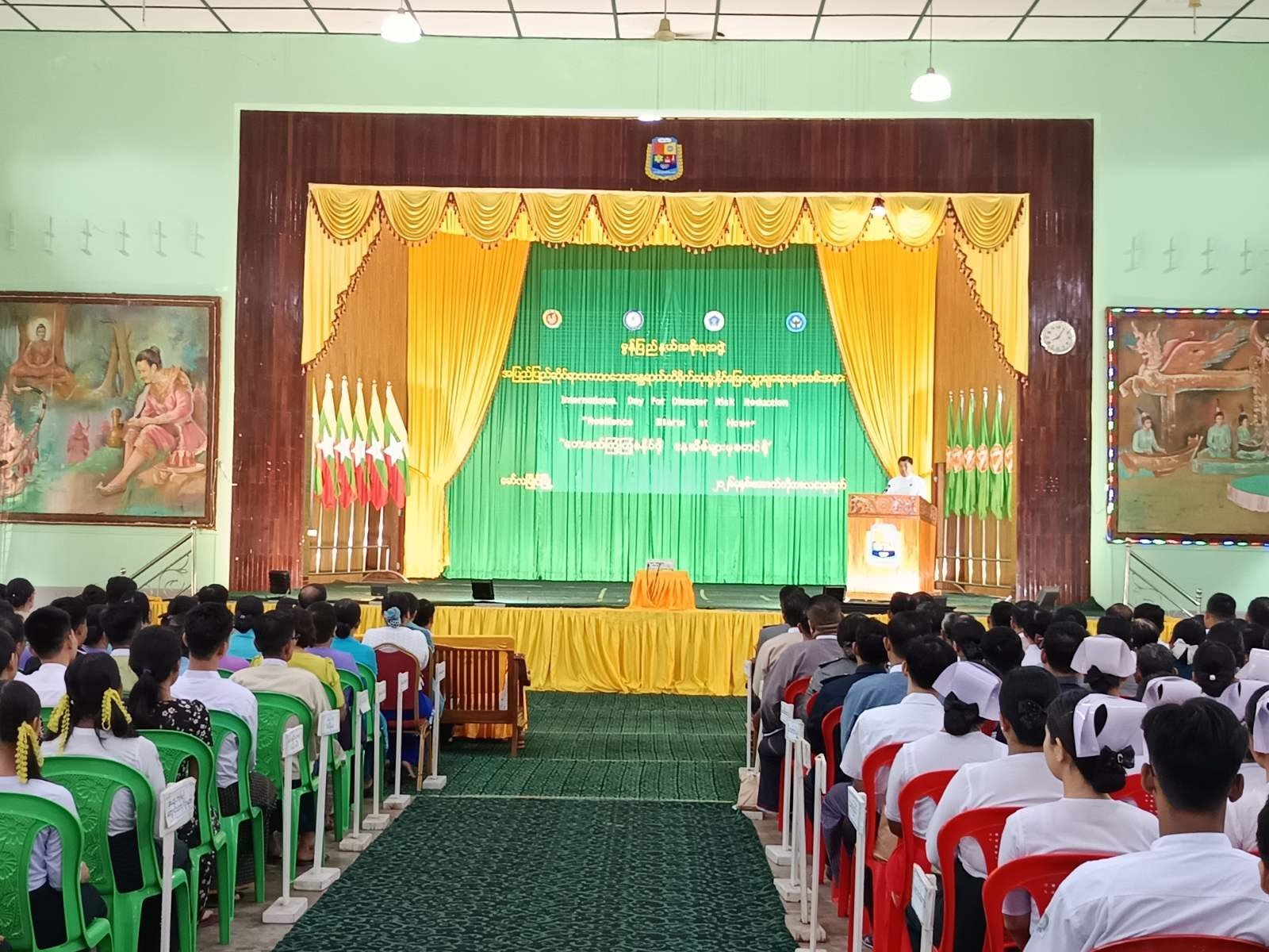 မော်လမြိုင်မြို့၊ မန္တလေးရပ်ကွက်၊ ပညာရေးဒီဂရီ ကောလိပ်(မော်လမြိုင်)၊ ပညာညီလာခန်းမ၌ ကျင်းပပြုလုပ်သည့် အပြည်ပြည်ဆိုင်ရာသဘာဝဘေးအန္တရာယ် ထိခိုက်ဆုံးရှုံးနိုင်ခြေလျှော့ချရေးနေ့အခမ်းအနားသို့ တက်ရောက်