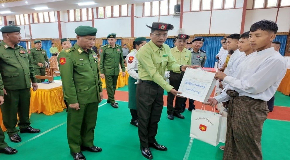 လားရှိုးမြို့ရှိ အရှေ့မြောက်တိုင်းစစ်ဌာနချုပ်ခန်းမ၌ ကျင်းပ ပြုလုပ်သည့် လက်နက်ကိုင်ဆန့်ကျင်လျက်ရှိသည့် အဖွဲ့အစည်းများအတွင်း ရောက်ရှိနေသူများမှ ပြန်လည်ဝင်ရောက်လာမှုအား လက်ခံကြိုဆိုခြင်းနှင့် ဆုကြေးငွေထောက်ပံ့ပေးခြင်း အခမ်းအနားသို့ တက်ရောက်