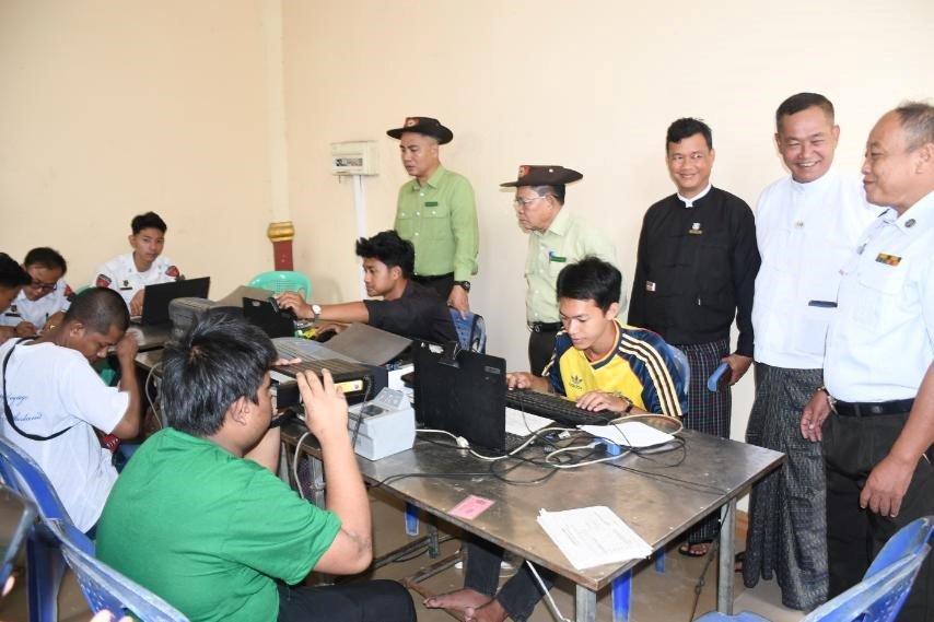 စစ်ကိုင်းမြို့၊ ပါရမီရပ်ကွက်၊ စည်းခုံကြီး သာသနာ့ဗိမာန်၌ မလေးရှားနိုင်ငံမှ ပြန်လည်ရောက်ရှိလာသည့် နေရပ်ပြန် ၉၃ ဦးအား UID Card များ ပြုလုပ်ပေးခြင်း၊ PSMS ဖြင့် စစ်ဆေးခြင်းများ ဆောင်ရွက်နေမှုအခြေအနေများအား ကြည့်ရှုစစ်ဆေး