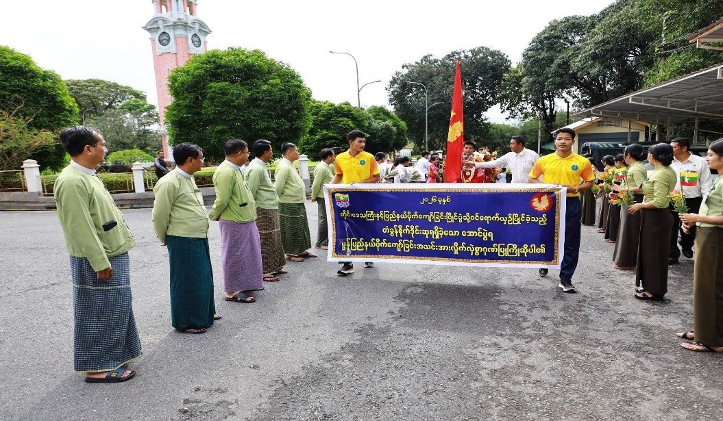မွန်ပြည်နယ်အစိုးရအဖွဲ့ရုံး၊ ရာမညခန်းမ၌ ကျင်းပပြုလုပ်သည့် အမျိုးသမီးတံခွန်စိုက်ဒိုင်းဆုနှင့် ရွှေတံဆိပ်ဆုများ ရရှိခဲ့သည့် ပြည်နယ်ပိုက်ကျော်ခြင်းအသင်းအား ဂုဏ်ပြုကြိုဆိုပွဲအခမ်းအနားသို့ တက်ရောက်