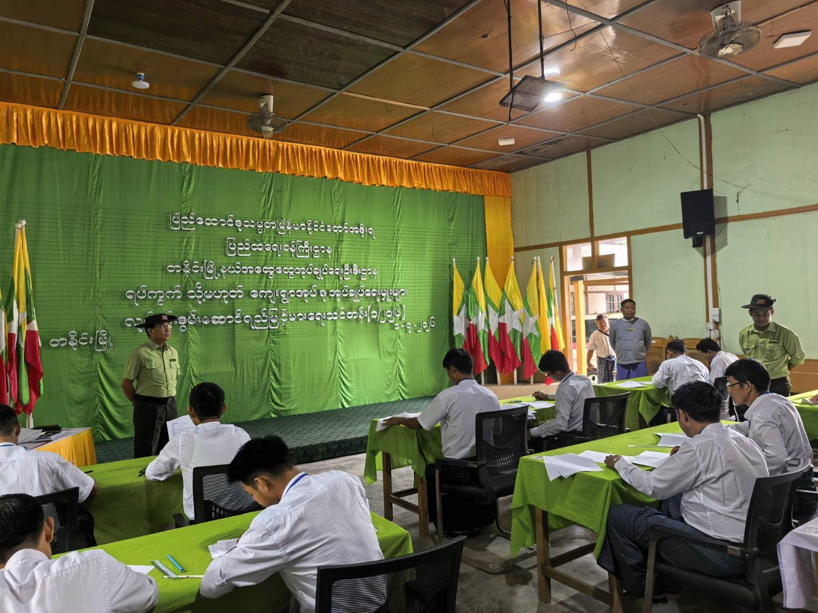ကချင်ပြည်နယ်၊ တနိုင်းခရိုင်၊ တနိုင်းမြို့နယ်အထွေထွေအုပ်ချုပ်ရေးဦးစီးဌာနရုံး၊ အစည်းအဝေးခန်းမ၌ ကျင်းပပြုလုပ်သည့် ရပ်ကွက်/ ကျေးရွာအုပ်စုအုပ်ချုပ်ရေးမှူးများ သင်တန်းဆန်းစစ်ချက်စာမေးပွဲ ဖြေဆိုနေမှုအား ကြည့်ရှုစစ်ဆေး