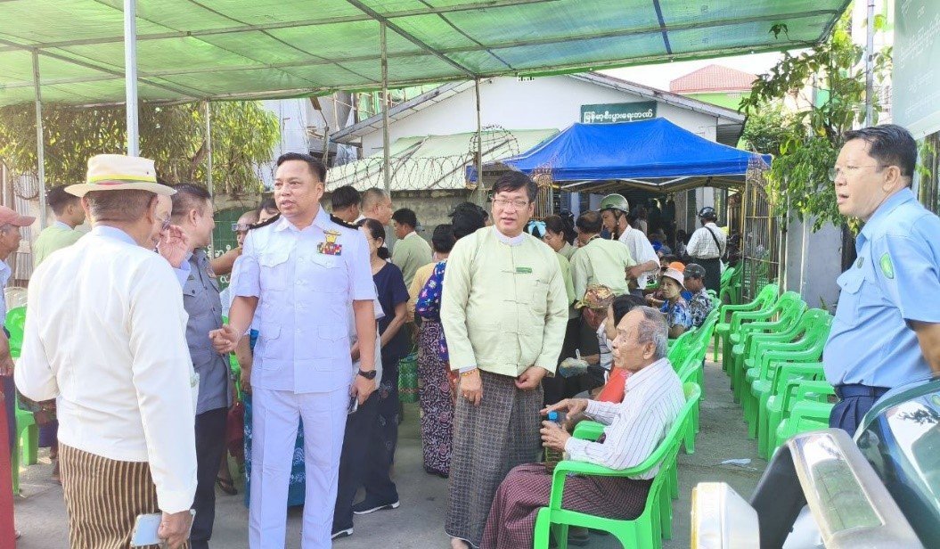 လပွတ္တာမြို့နယ်၊ အမှတ်(၄)ရပ်ကွက်ရှိ မြန်မာ့စီးပွားရေးဘဏ်တွင် အငြိမ်းစားဝန်ထမ်းများအား ပင်စင်လစာထုတ်ပေးနေမှု၊ အခမဲ့ကျန်းမာရေးစစ်ဆေးပေးနေမှုနှင့် ချိုသာသော ဈေးနှုန်းဖြင့် စားသောက်ကုန်များရောင်းချပေးနေမှုအခြေအနေအား ကြည့်ရှုစစ်ဆေး