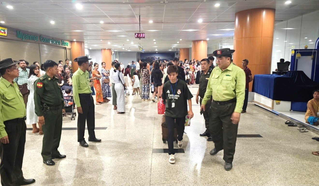 ရန်ကုန်တိုင်းဒေသကြီး၊ မင်္ဂလာဒုံခရိုင်၊ မင်္ဂလာဒုံမြို့နယ်၊ အနန်းပင်ရပ်ကွက်၊ ရန်ကုန်အပြည်ပြည်ဆိုင်ရာ လေဆိပ်သို့ ပြန်လည်ရောက်ရှိလာသော Online Scam အလုပ်ရုံများမှ မြန်မာအလုပ်သမားများအား သွားရောက်ကြိုဆို