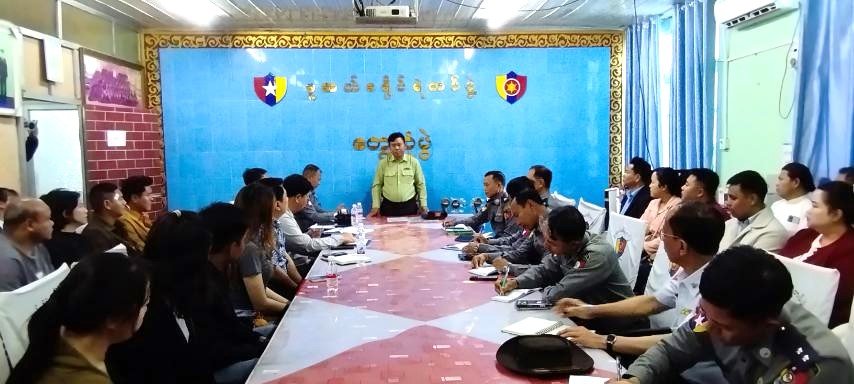 ရှမ်းပြည်နယ်၊ မူဆယ်ခရိုင်၊ မူဆယ်မြို့၊ ခရိုင်ရဲတပ်ဖွဲ့မှူးရုံးအစည်းအဝေးခန်းမ၌ ဟိုတယ်လုပ်ငန်းရှင်များ နှင့်တွေ့ဆုံ၍ တရားမ၀င်နိုင်ငံခြားသားများ နေထိုင်မှုမရှိစေရေးနှင့် online လောင်းကစားလိမ်လည်မှု ပပျောက်စေရေးအတွက် ရှင်းလင်းဆွေးနွေး