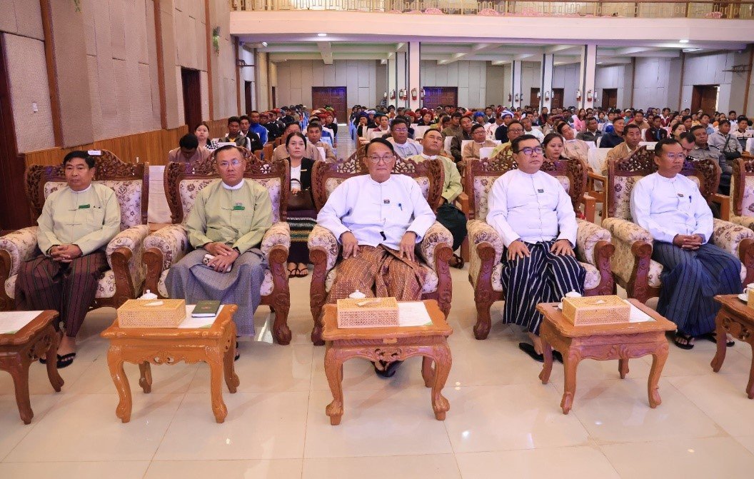 ကယားပြည်နယ်၊ လွိုင်ကော်ခရိုင်၊ လွိုင်ကော်မြို့၊ ပြည်နယ်ခန်းမ၌ကျင်းပပြုလုပ်သည့် (၆၄) နှစ် မြောက် တောင်သူလယ်သမားနေ့အခမ်းအနားသို့ တက်ရောက်