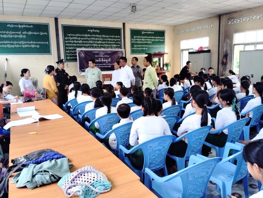 ကရင်ပြည်နယ်၊ ကြာအင်းဆိပ်ကြီးခရိုင်၊ ကြာအင်းဆိပ်ကြီးမြို့နယ်ပညာရေးမှူးရုံး၌ ကျင်းပပြုလုပ်သည့် ဒါလီကျေးရွာ၊ အခြေခံပညာအလယ်တန်းကျောင်းရှိကျောင်းသား/ သူများအား နိုင်ငံသားစိစစ်ရေးကတ်နှင့် UID ကတ်ထုတ်ပေးခြင်းအခမ်းအနားသို့ တက်ရောက်