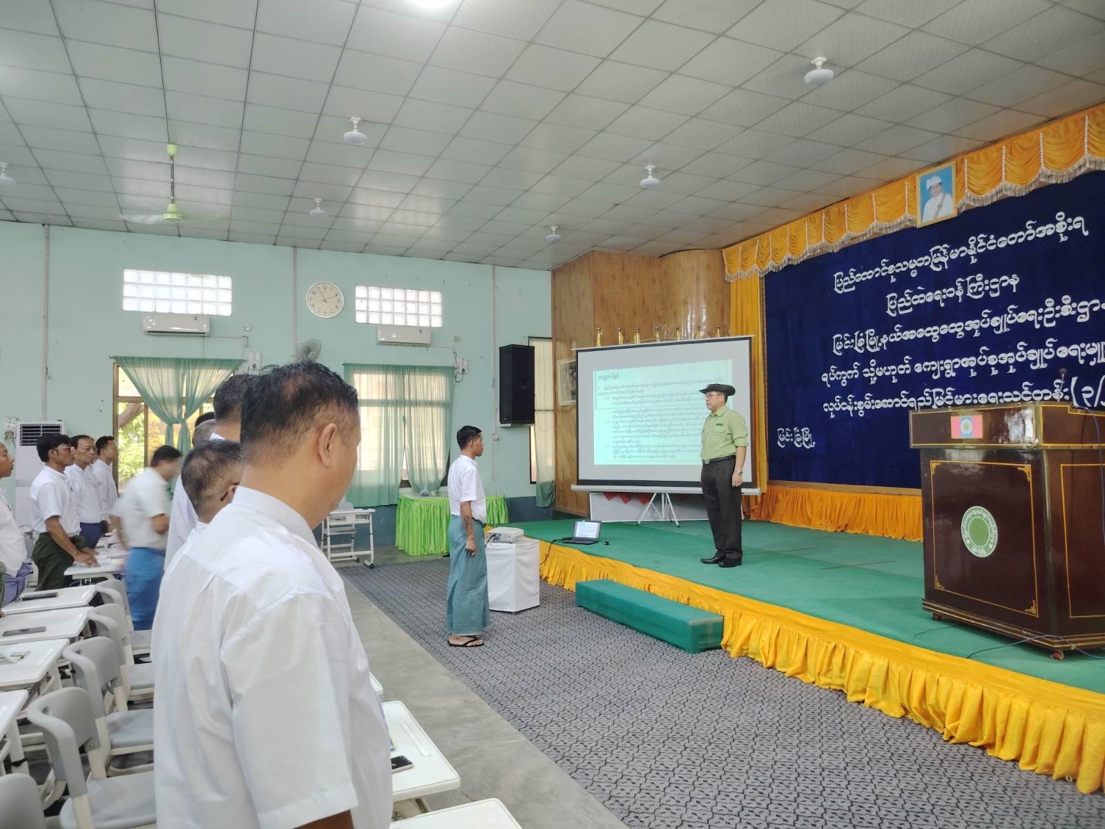 မြင်းခြံမြို့နယ်အထွေထွေအုပ်ချုပ်ရေးဦးစီးဌာနရုံးအစည်းအဝေး ခန်းမ၌ ကျင်းပပြုလုပ်သည့် ရပ်ကွက် သို့မဟုတ် ကျေးရွာအုပ်စုအုပ်ချုပ်ရေးမှူးများလုပ်ငန်း စွမ်းဆောင်ရည်မြင့်မားရေးသင်တန်းတွင် သင်ခန်းစာဘာသာရပ်များဆွေးနွေးပို့ချ