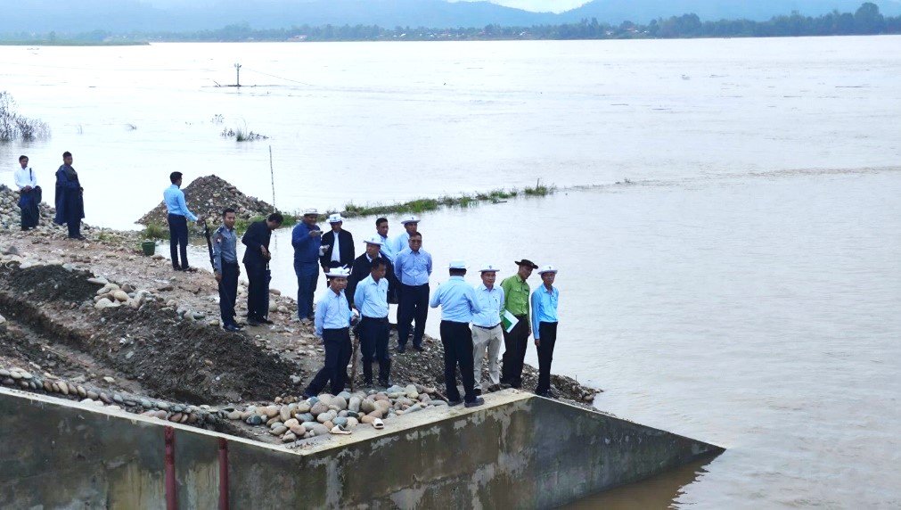 ကချင်ပြည်နယ်၊ မြစ်ကြီးနားခရိုင်၊ မြစ်ကြီးနားမြို့၊ စီတာပူရပ်ကွက်နှင့် သီတာရပ်ကွက်အကြားရှိ အင်ဂျန်းခချောင်းရေထိန်းတံခါးတည်ဆောက်ခြင်းလုပ်ငန်းနှင့် ကမ်းထိန်းတာဘောင်ဖို့ခြင်းလုပ်ငန်းဆောင်ရွက်နေမှုအခြေအနေများအား ကွင်းဆင်းစစ်ဆေး