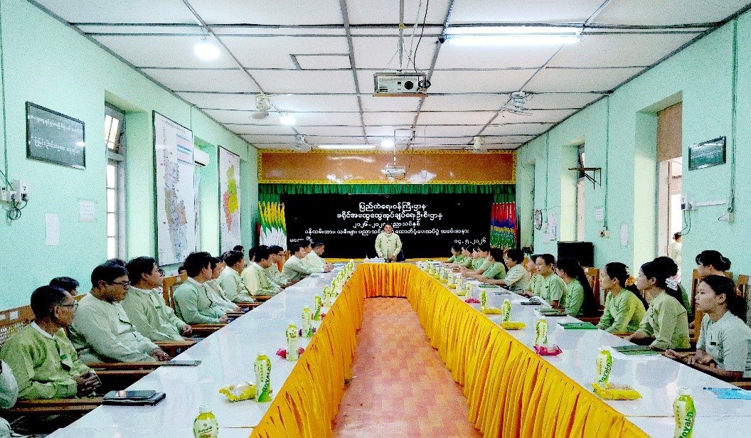 မကွေးတိုင်းဒေသကြီး၊ မကွေးခရိုင်၊ မကွေးမြို့၊ ခရိုင်အထွေထွေအုပ်ချုပ်ရေးဦးစီးဌာနရုံး အစည်းအဝေး ခန်းမ၌ ၂၀၂၆-၂၀၂၇ ပညာသင်နှစ်အတွက် ဝန်ထမ်းများ၏ သား/ သမီးများအား ပညာသင်စရိတ် ထောက်ပံ့ပေးအပ်ပွဲအခမ်းအနားသို့ တက်ရောက်