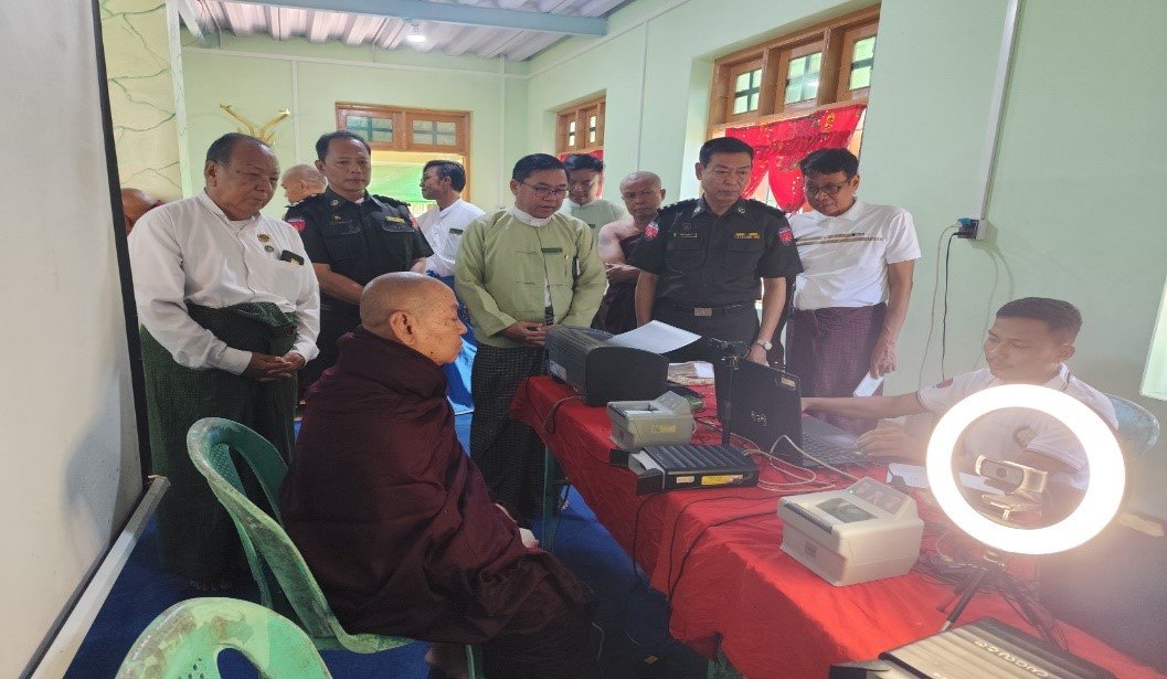 မြင်းခြံမြို့၊ အမှတ်(၁၀)ရပ်ကွက်၊ သဲပြင်စာသင် တိုက်၌ သာသနာ့နွယ်ဝင်စိစစ်ရေးကတ်ကိုင်ဆောင်သည့် ရဟန်းသံဃာတော်များအား (UID)ကတ်များ ဆောင်ရွက်ပေးနေမှုအခြေအနေများအား ကြည့်ရှုစစ်ဆေး